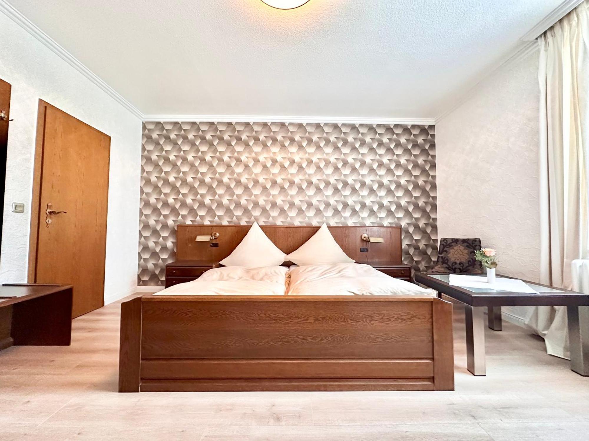 Hotel Deutsches Haus Mit Wlan Und Parkplatz, Hdz Und Kliniken In Der Naehe, Direkt An Der A2 Und A30 Gelegen لونه المظهر الخارجي الصورة